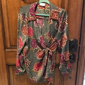 Chic Floral Tie-Front Blouse - Gray and Red